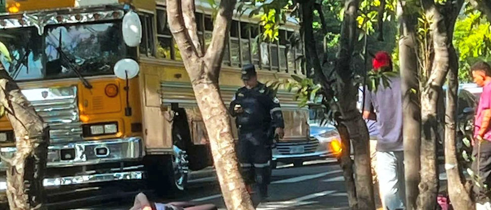Motociclista resulta lesionado al verse involucrado en accidente en alameda Enrique Araujo