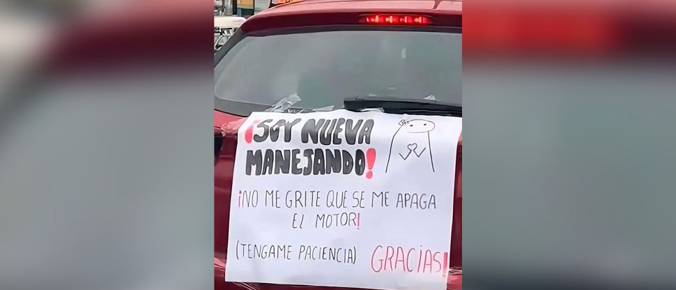 Inexperta al volante pide paciencia y que no le griten porque se le apaga el motor