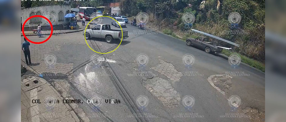 Niña y su madre se salvan de milagro tras accidentarse vehículo en Santa Ana