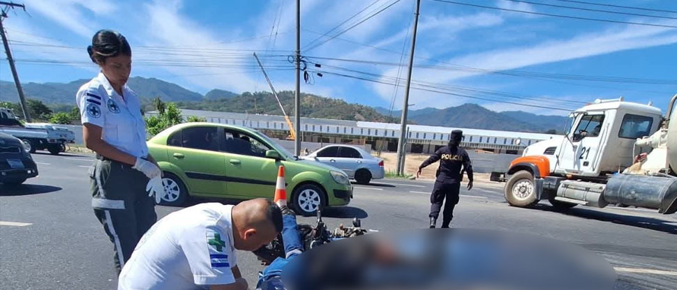 Motociclista de 18 años fallece tras chocar contra la parte trasera de un camión