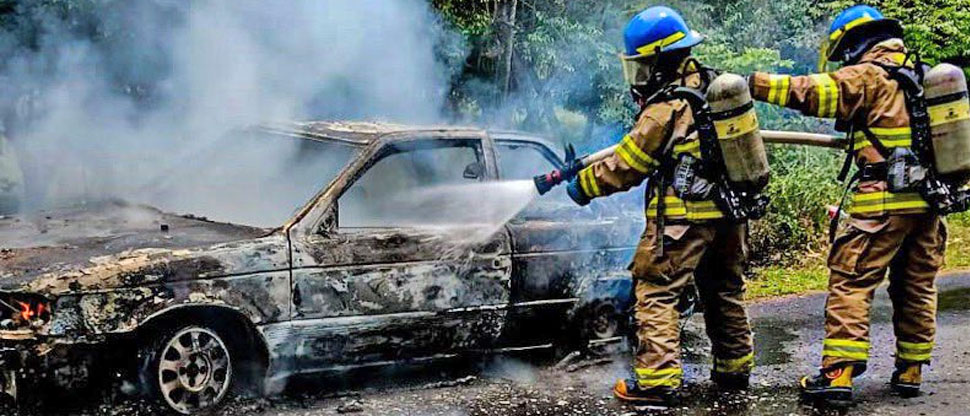 Bomberos sofocan incendio en vehículo en Chalatenango