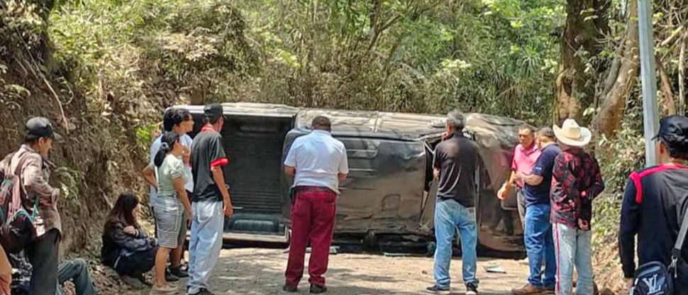 Conductor pierde el control y vuelca en Ilobasco, Cabañas