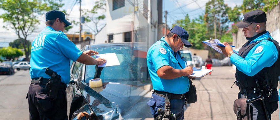 Multan a conductores cuyos vehículos abandonados obstruían la vía pública
