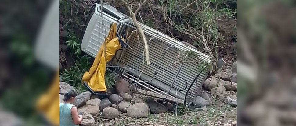 Conductor pierde el control del vehículo en retroceso y este termina en un barranco
