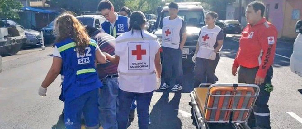 Auxilian a peatón que fue atropellado en alameda Juan Pablo II