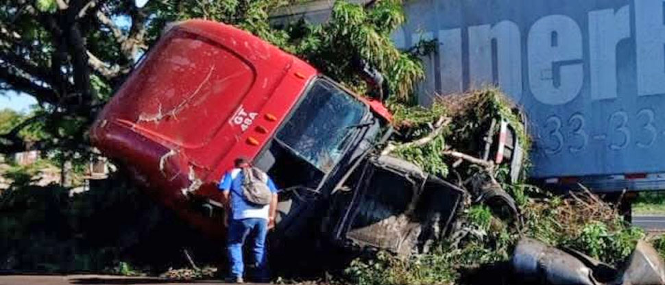 Choque entre rastra y vehículo deja un lesionado en San Vicente