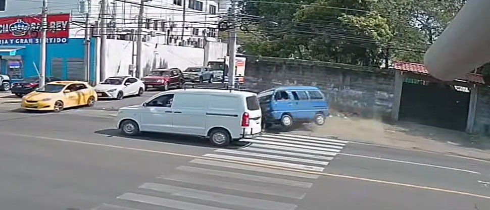 Captan momento cuando panelito vuelca tras exceso de velocidad en carretera Panamericana