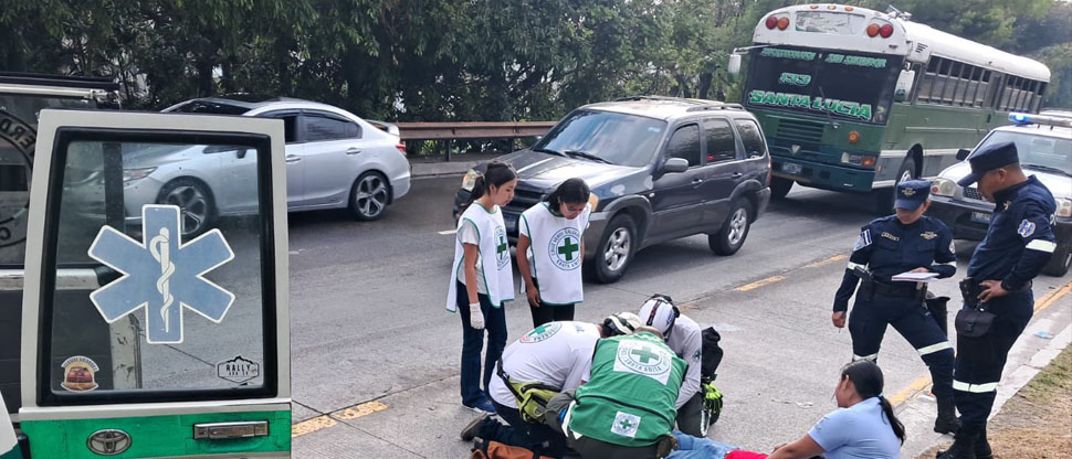 Auxilian a motociclista que se accidentó en autopista a Comalapa