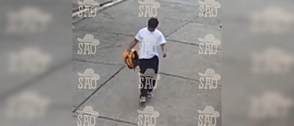 Sistema de videovigilancia capta momento cuando sujeto hurta casco de motocicleta