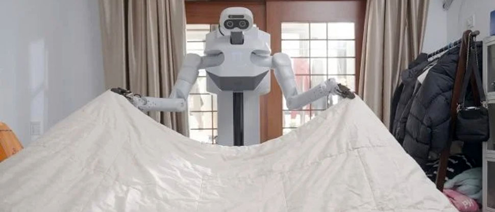 China hace pruebas reales con el primer robot IA que cocina, limpia y ordena tu casa