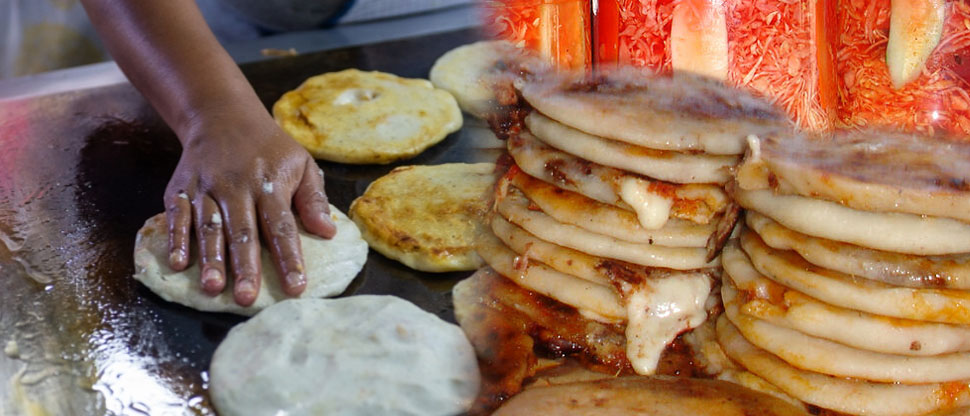 Salvadoreña que regresa de Estados Unidos dice que es “chuco” que pupuseras no usen guantes