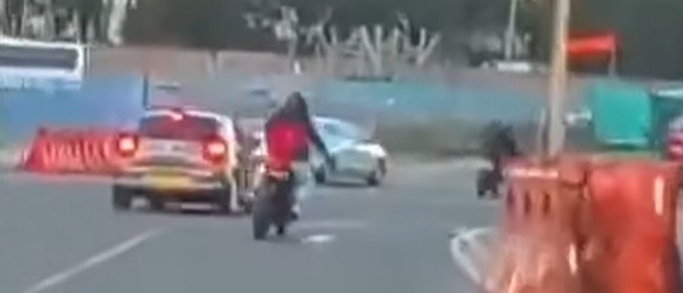 Salió “volando”: Motociclista a excesiva velocidad sufre aparatoso accidente