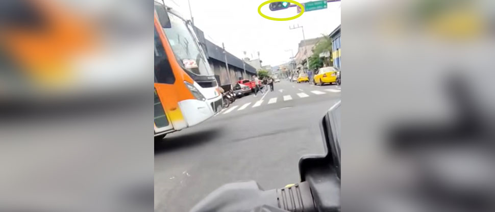 Motociclista denuncia a busero que casi provoca accidente tras irrespetar luz de semáforo
