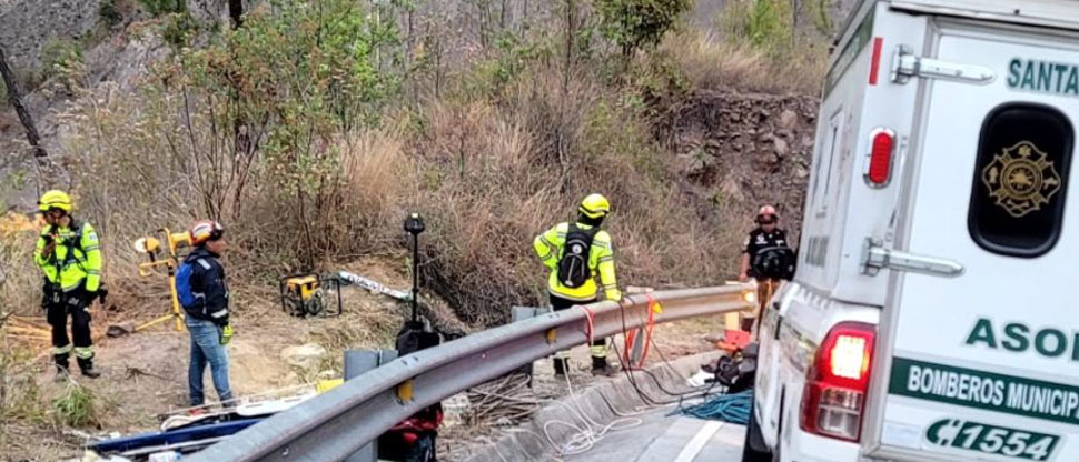 Microbús cae a fondo de un barranco en Guatemala, hay 4 fallecidos y 12 heridos