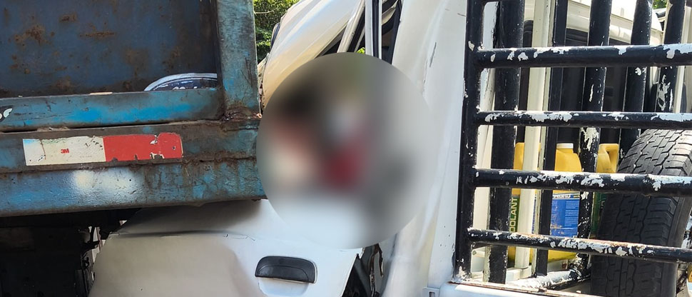 Sale a luz video del momento cuando intentan calmar a motorista atrapado tras choque en Nejapa