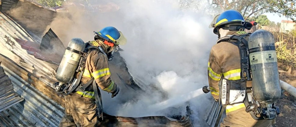 Bomberos sofocan incendio en vivienda de lámina y madera en Usulután