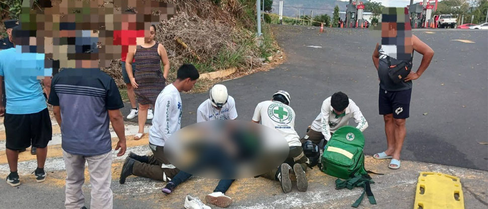 Motociclista sufre lesiones tras choque contra un automóvil en la carretera a Santa Ana