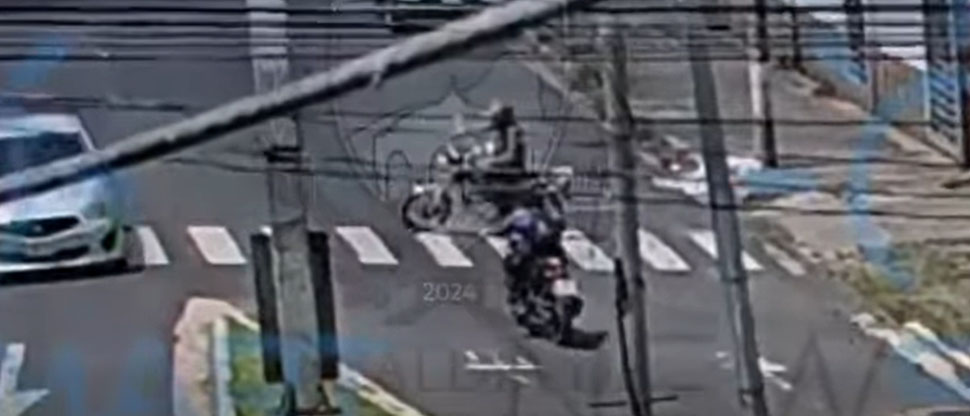 Distracción provoca choque entre dos motociclistas en Santa Tecla