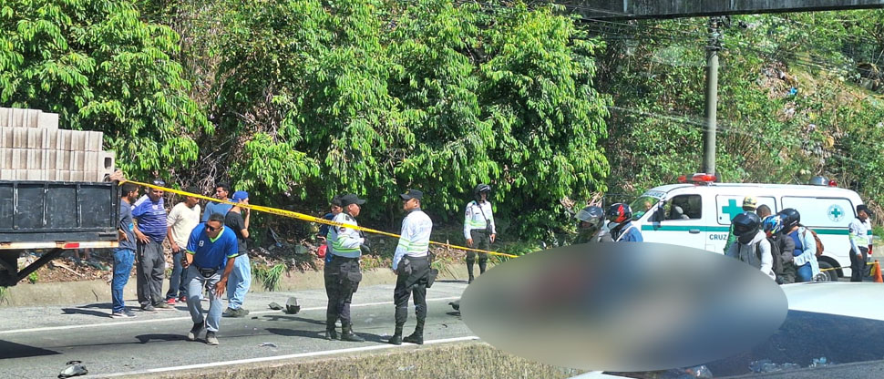 Motociclista y su acompañante fallecen tras chocar con camión en el bulevar Constitución
