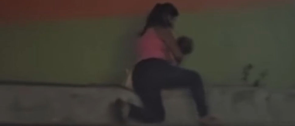 Rescatan a bebé que se encontraba en brazos de una borracha que no podía ponerse de pie