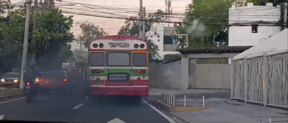 Denuncian a busero que iba “fumigando” a motociclistas y automovilistas en Manuel Enrique Araujo