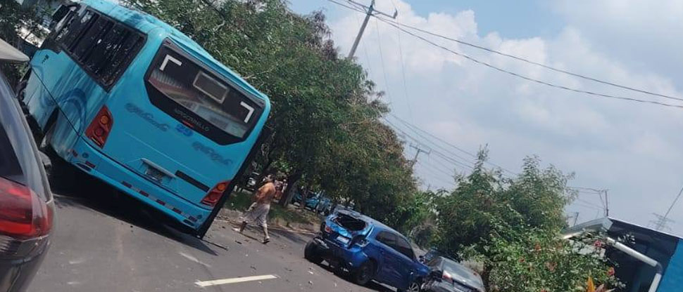 Motorista de buseta de la ruta 29 pierde el control y choca contra 2 carros en residencial Alta Vista