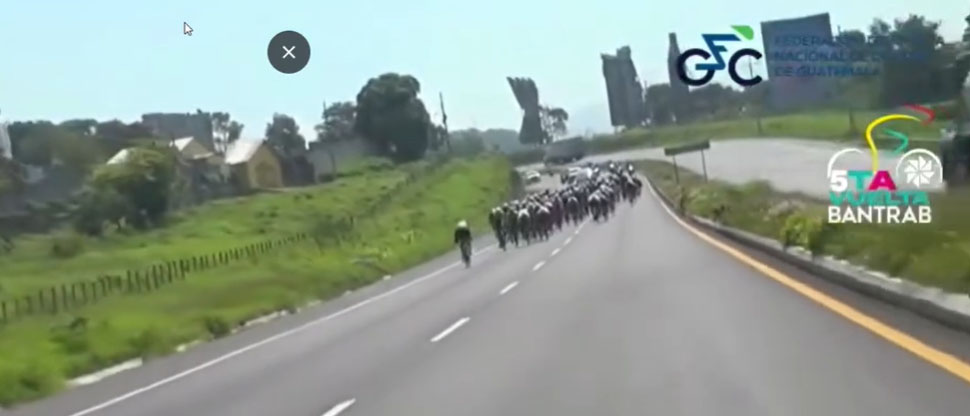 Motociclista provoca caída masiva tras embestir a ciclistas durante competencia en Guatemala