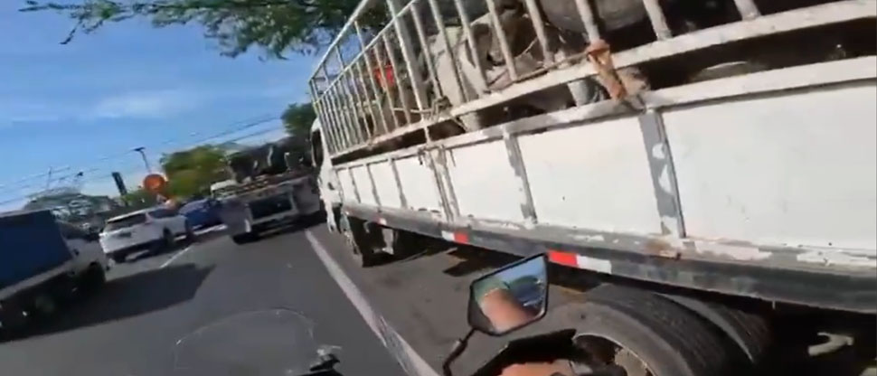 Denuncian a camionero que invadió la ciclovía para adelantarse en la fila en el bypass de Usulután  