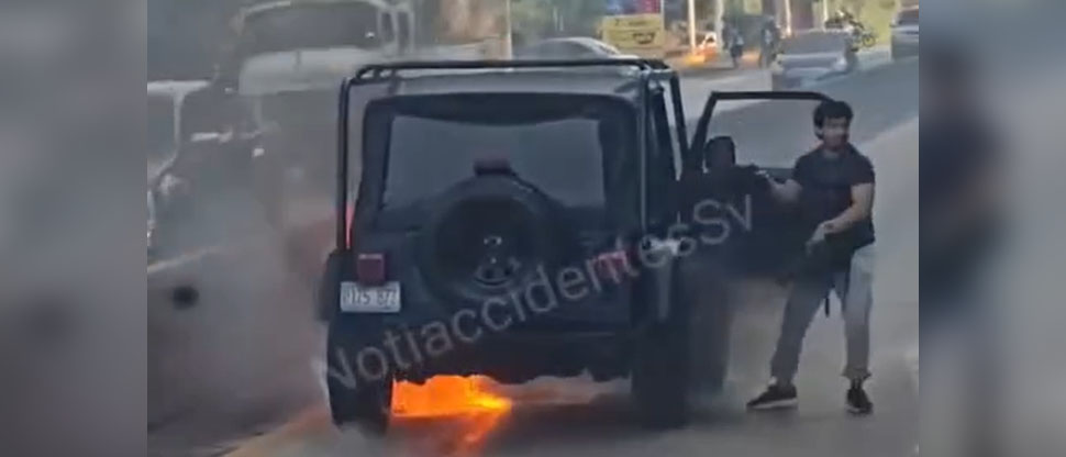 Publican video del instante cuando comenzó incendio que redujo a cenizas un carro en carretera al Puerto