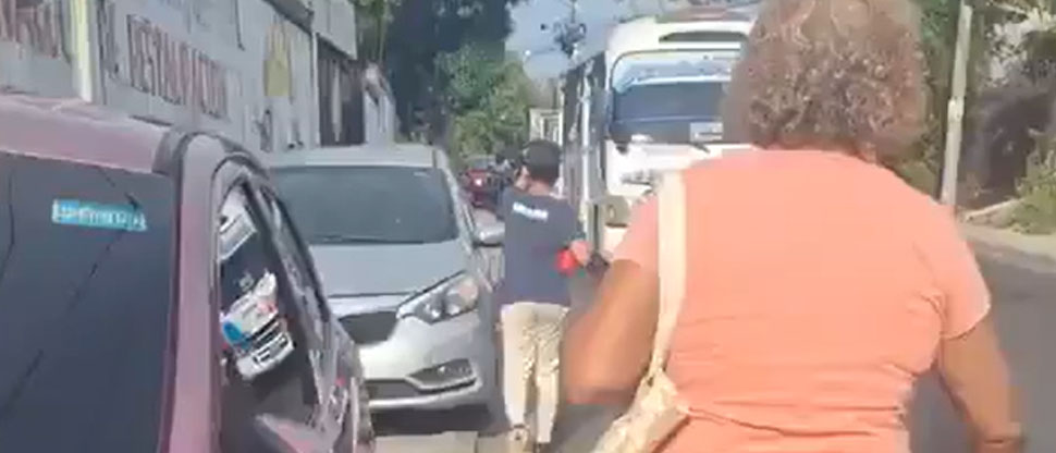 Denuncian a automovilistas que se estacionan en las aceras en la colonia San José, Soyapango