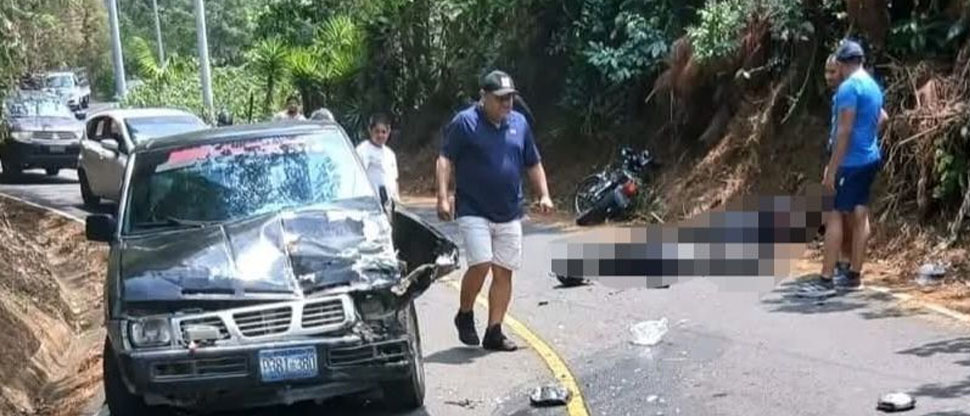 Motociclista sufre lesiones graves tras chocar contra pick up en carretera a Jayaque
