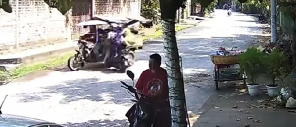 Captan momento exacto del choque entre 2 motos en la calle a Puerto Parada