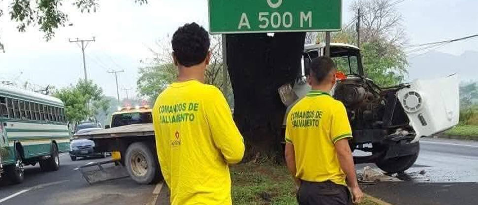 Camión se estrella contra árbol en San Andrés, Ciudad Arce