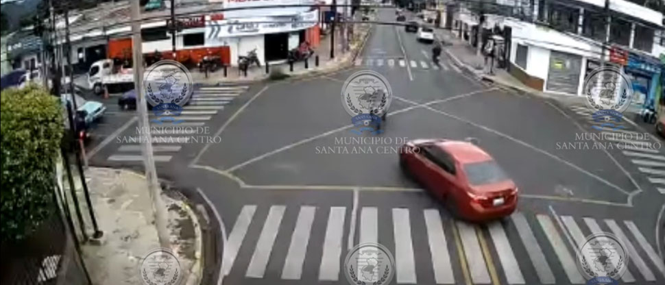 Imprudencia al conducir provoca choque entre un carro y un motociclista en Santa Ana