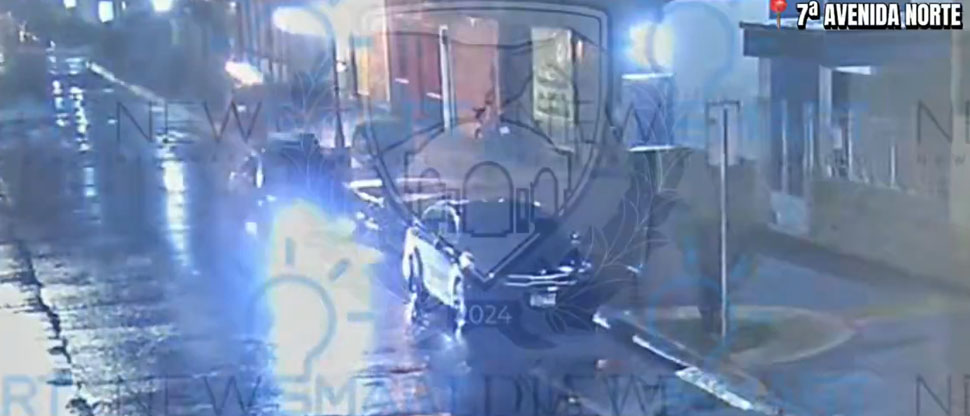Distracción al conducir provoca que automovilista choque con carro estacionado en la orilla de la calle