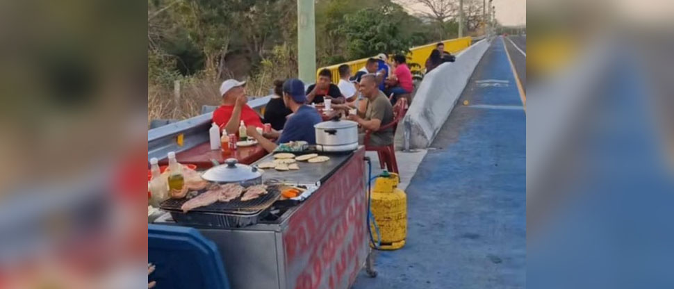 Denuncian instalación de ventas de comida típica en paso peatonal y ciclovía