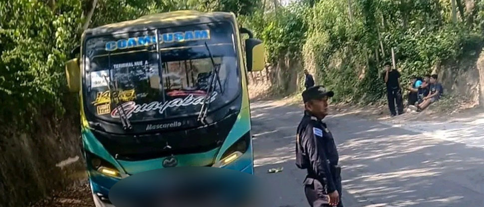 Motociclista de 15 años fallece tras chocar contra una buseta en calle a San José Guayabal