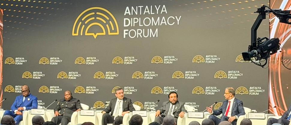 Vicepresidente Ulloa participa como panelista en el Antalya Diplomacy Forum