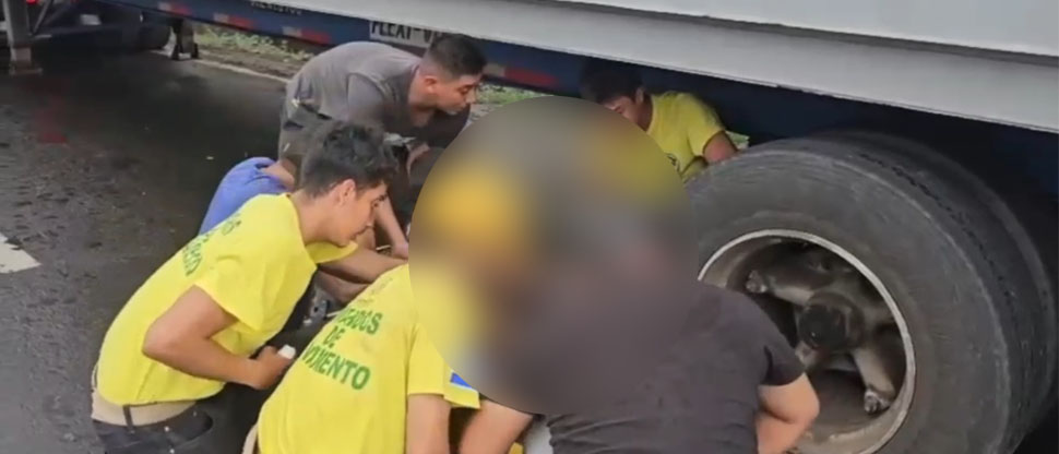 Motociclista queda debajo de rastra tras fuerte choque en el desvío de Atecozol