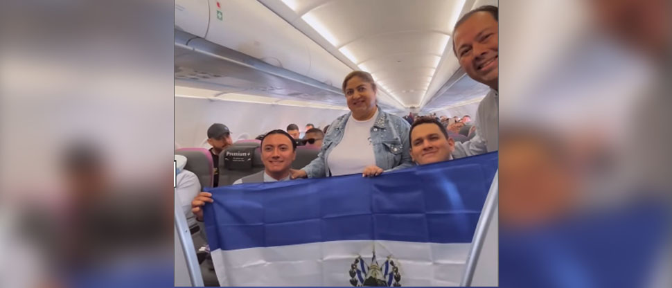 Nory Flores pone a bailar a pasajeros del vuelo que los llevó a su presentación en Coachella