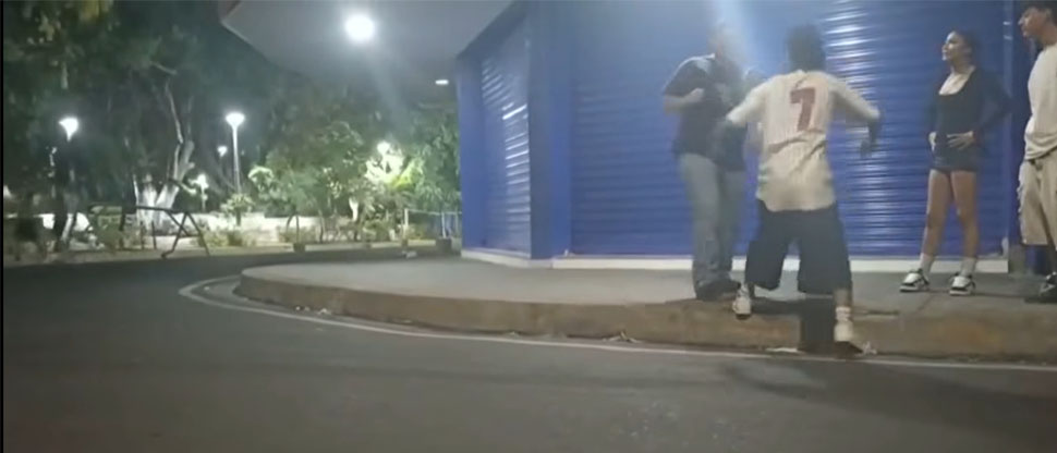 Intolerancia: captan cuando un sujeto vestido como pandillero golpea a otro hombre en Apopa