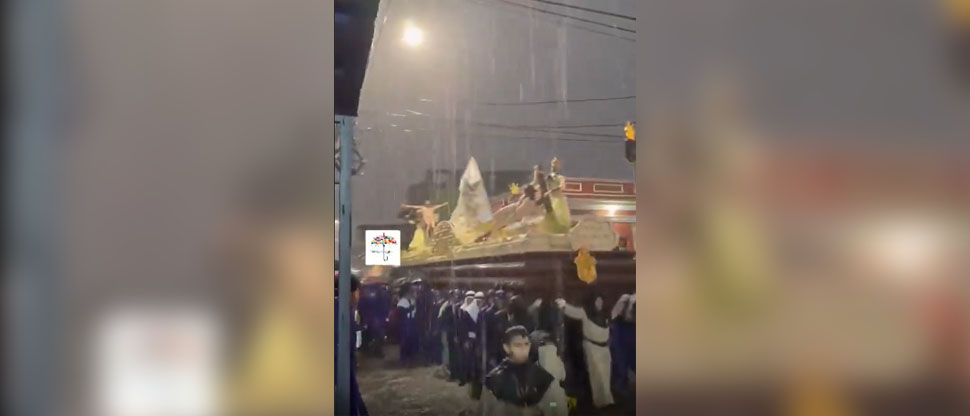 Ni la tormenta pudo detener procesión de Martes Santo en Sacatepéquez, Guatemala