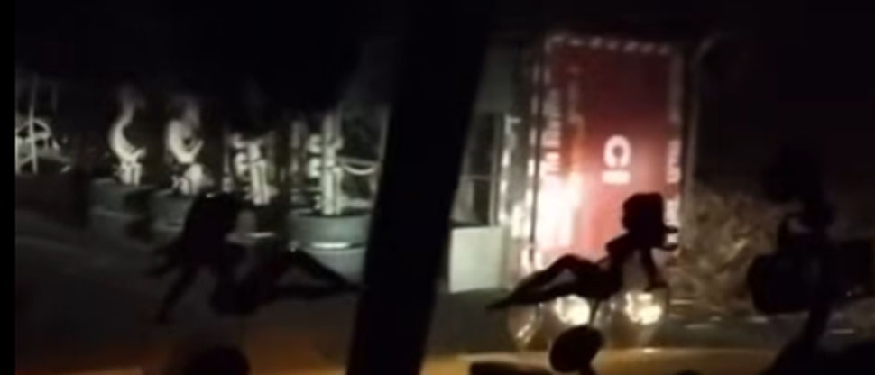 Rastra cañera volcó cerca del túnel 4 en la carretera Litoral bloqueando un carril