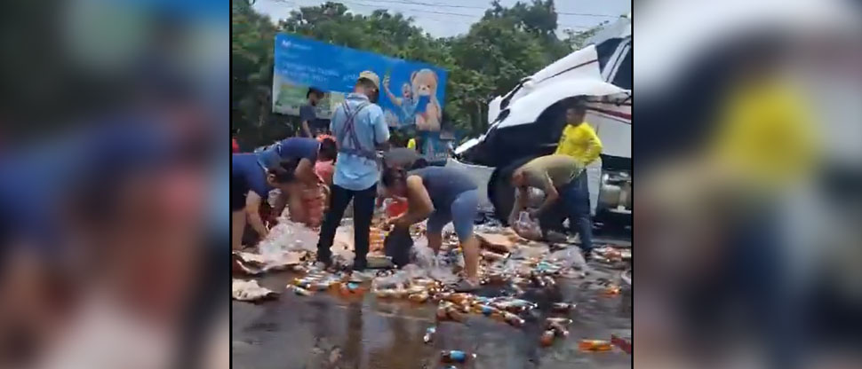 Particulares le “caen” a las sodas desparramadas en la carretera tras aparatoso choque
