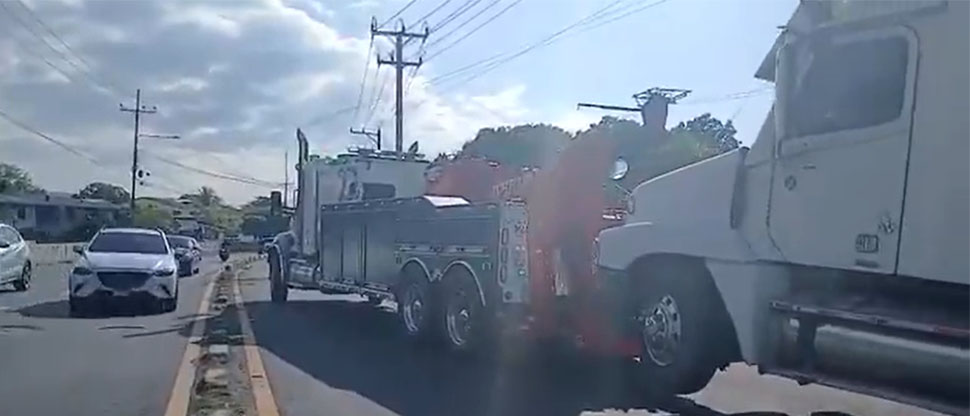 Retiran rastra varada que bloqueaba el tráfico en el bulevar Venezuela y la 2° avenida Sur