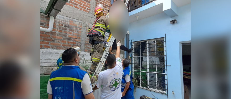 Rescatan con vida a trabajador tras recibir fuerte descarga eléctrica en Soyapango 