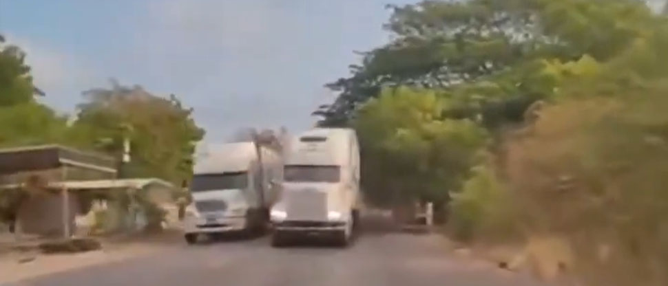 Automovilista se lleva el susto de su vida después que casi es embestido por 2 trailers