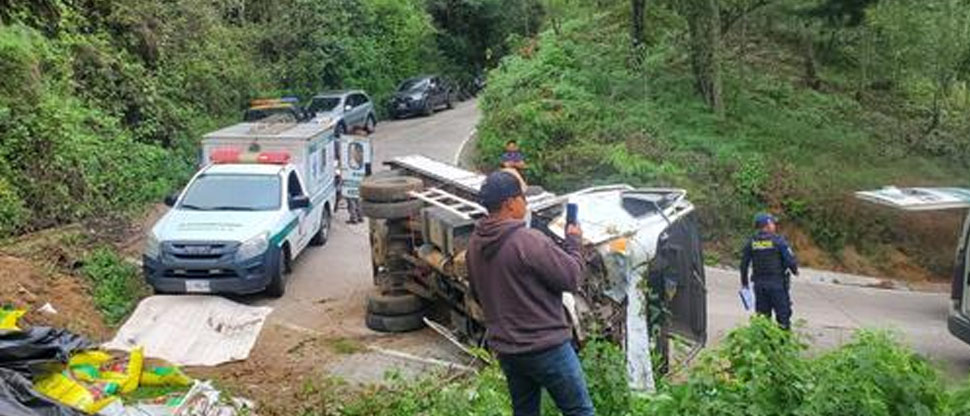 Aparatoso choque entre pick up y camión en Sololá, Guatemala, deja como saldo 9 heridos