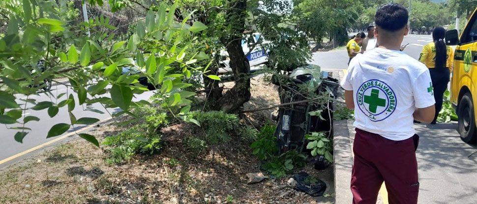 Conductor de pick up pierde el control y termina en el fondo de una canaleta en Ciudad Arce 