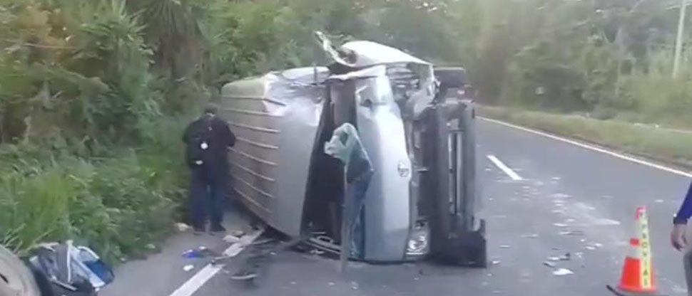 Guatemala: varias personas resultan heridas tras el vuelco de microbús en la carretera a El Salvador